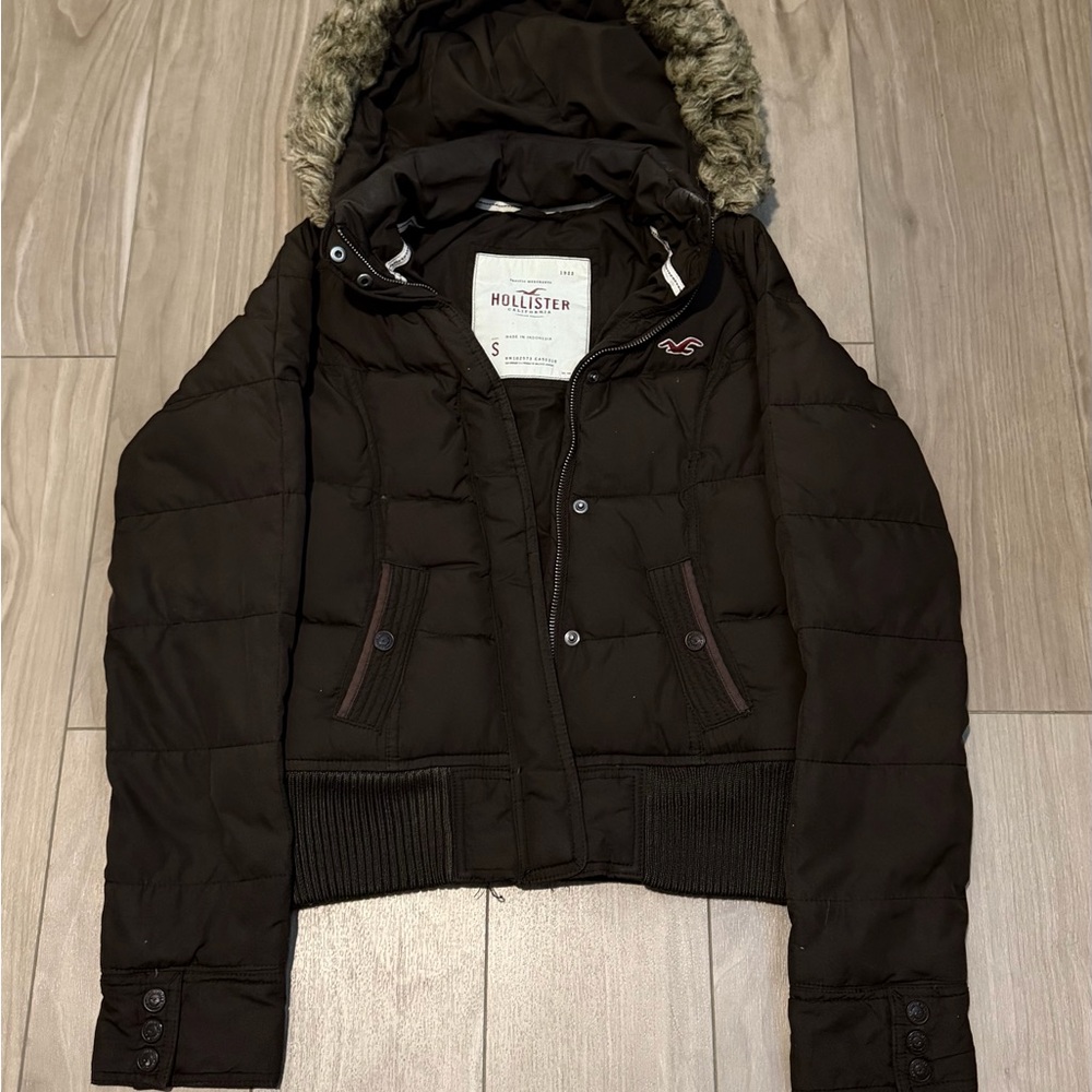 Vintage Y2K Hollister Women's Brown Puffer Jacket with Faux Fur Hood